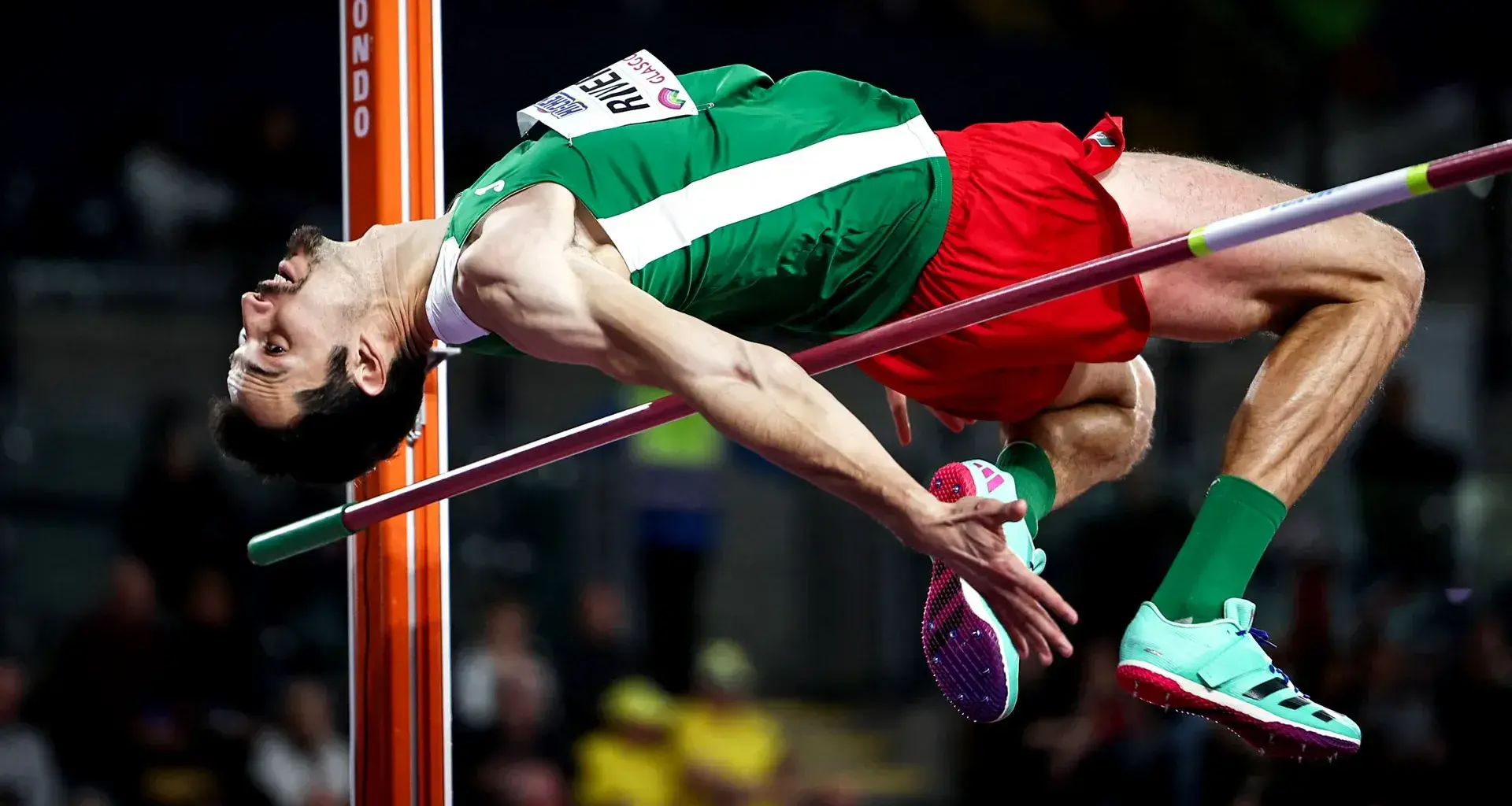 El mexicano Edgar Rivera dando un salto durante una competencia.