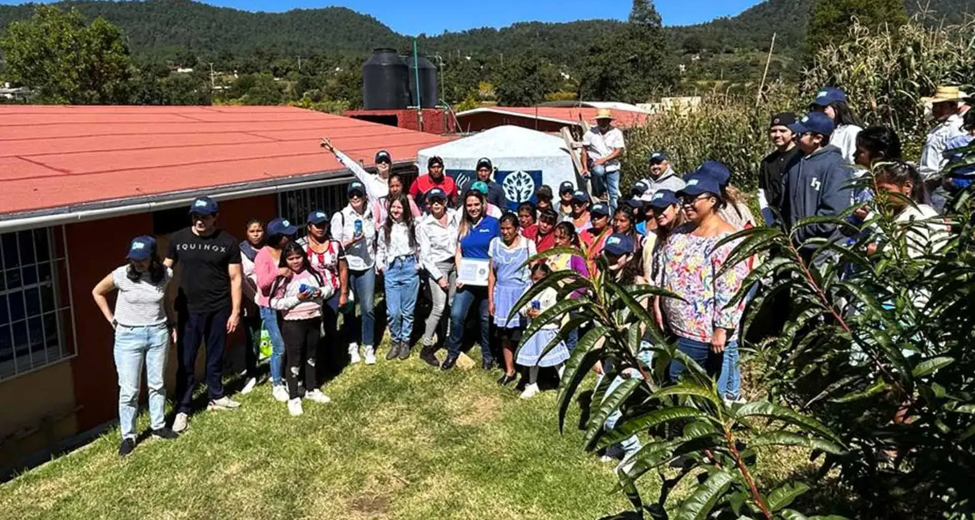 Jenny salomón y habitantes de comunidad hidalguense