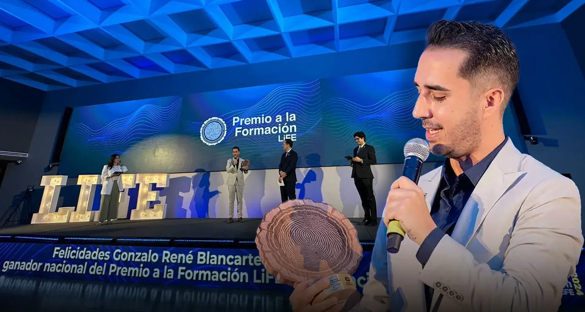 Foto de Gonzalo Blancarte sosteniendo su Premio a la Formación Life sobreimpuesta sobre foto de foto de fondo de él en el escenario. 