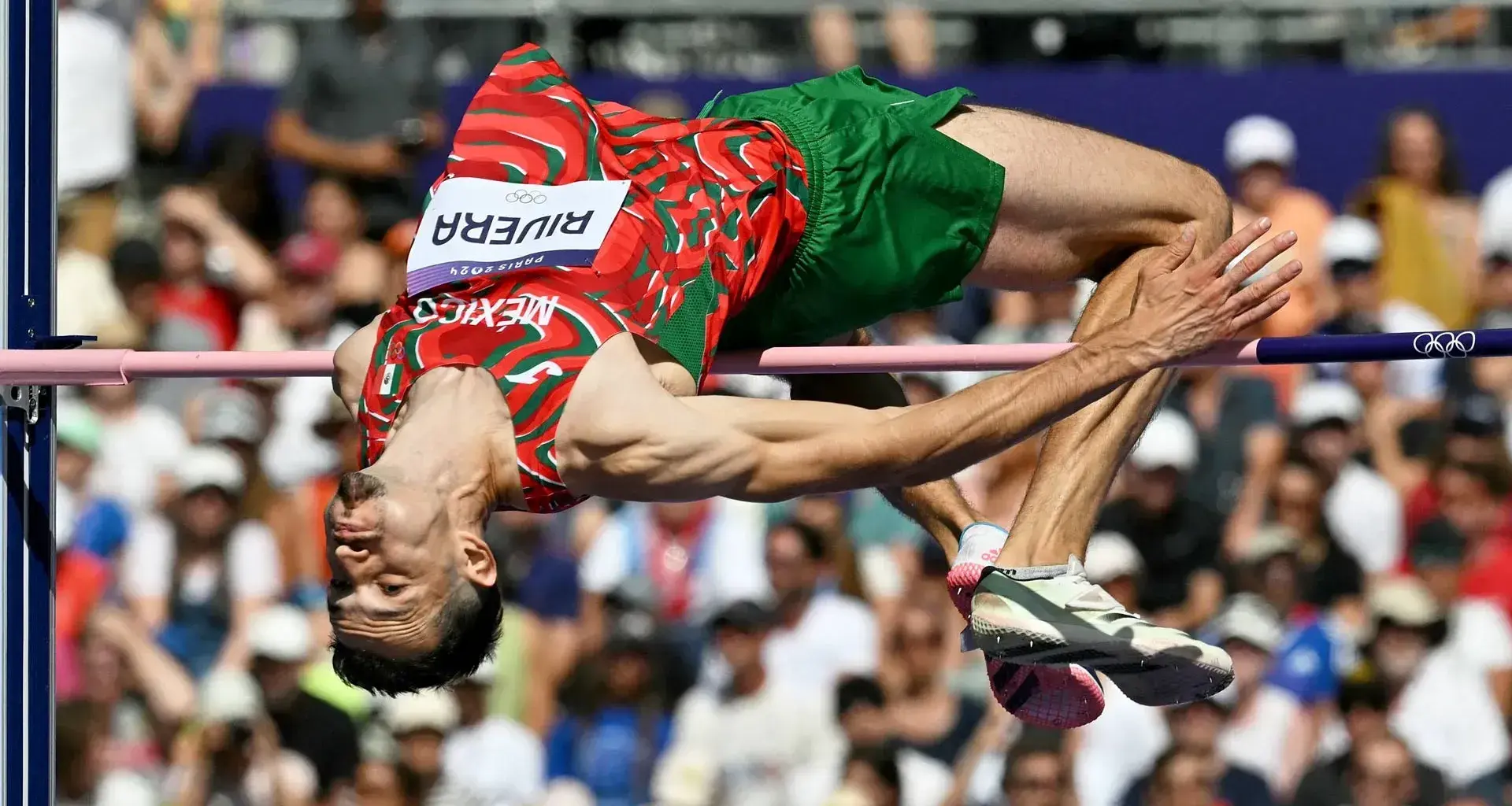 Edgar Rivera saltando en su prueba en París 2024.