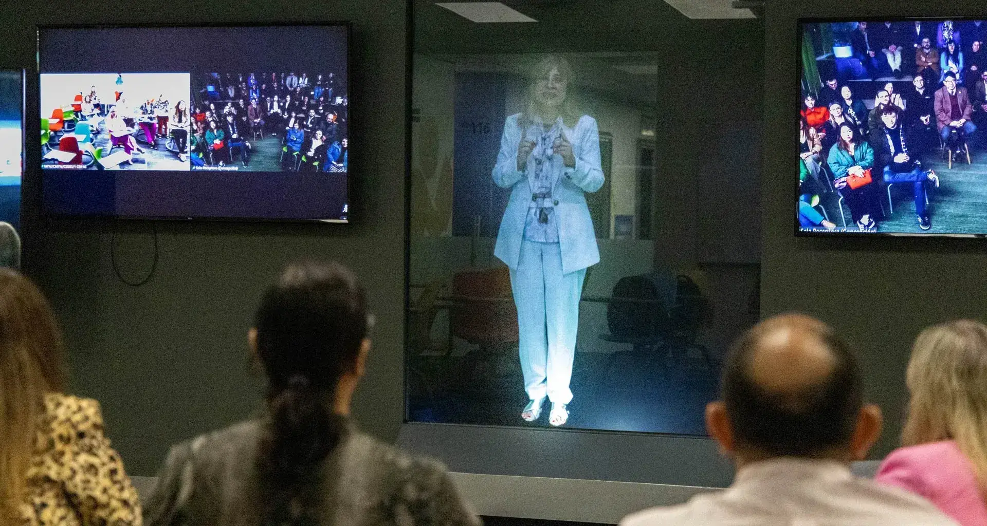 La innovación educativa del Tec de Monterrey del profesor holograma fue adoptada por el Departamento Universitario Obrero Campesino de la Pontificia Universidad Católica de Chile