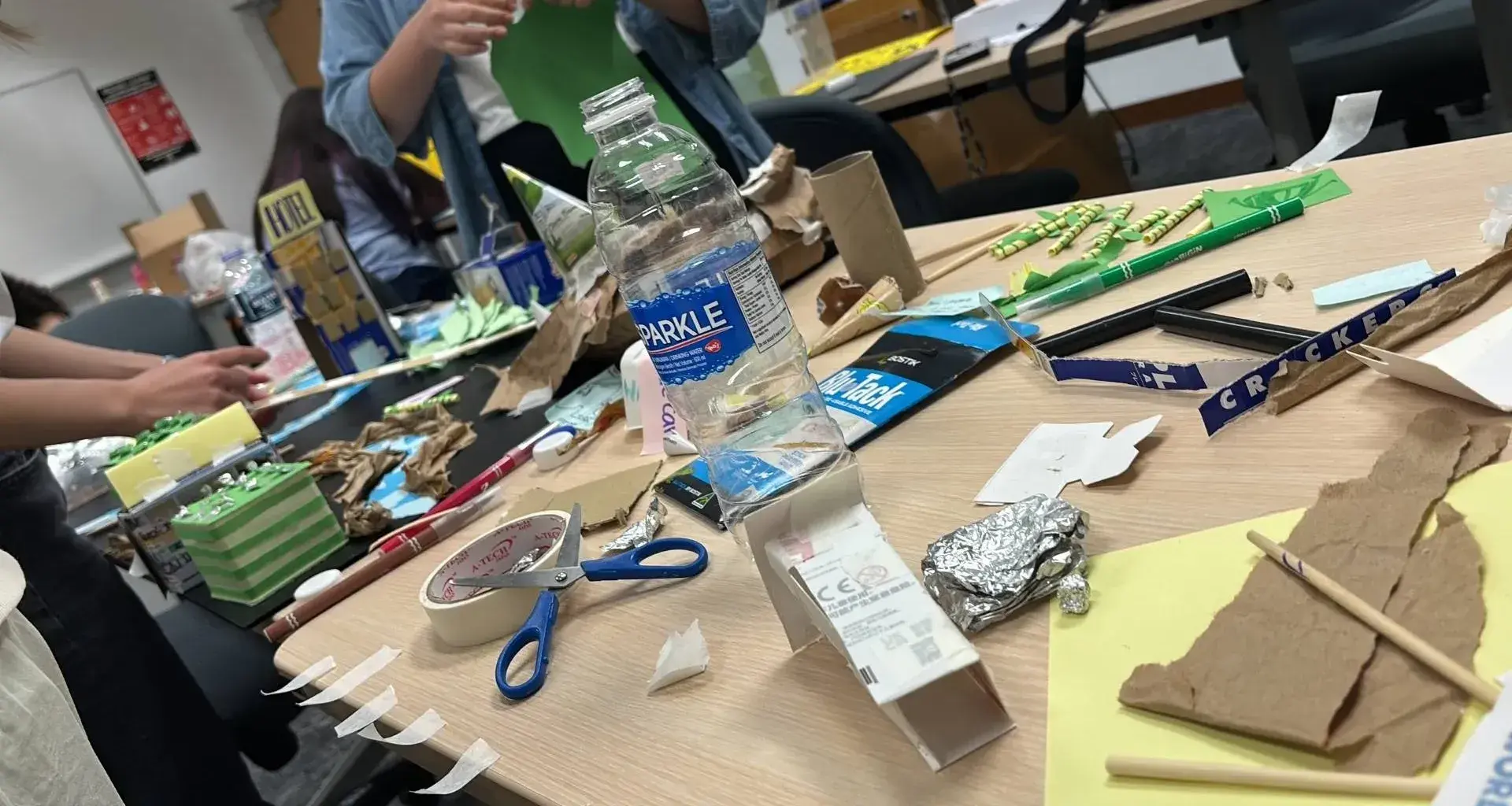Estudiantes de PrepaTec Tampico armando la maqueta de su proyecto sustentable en Singapur