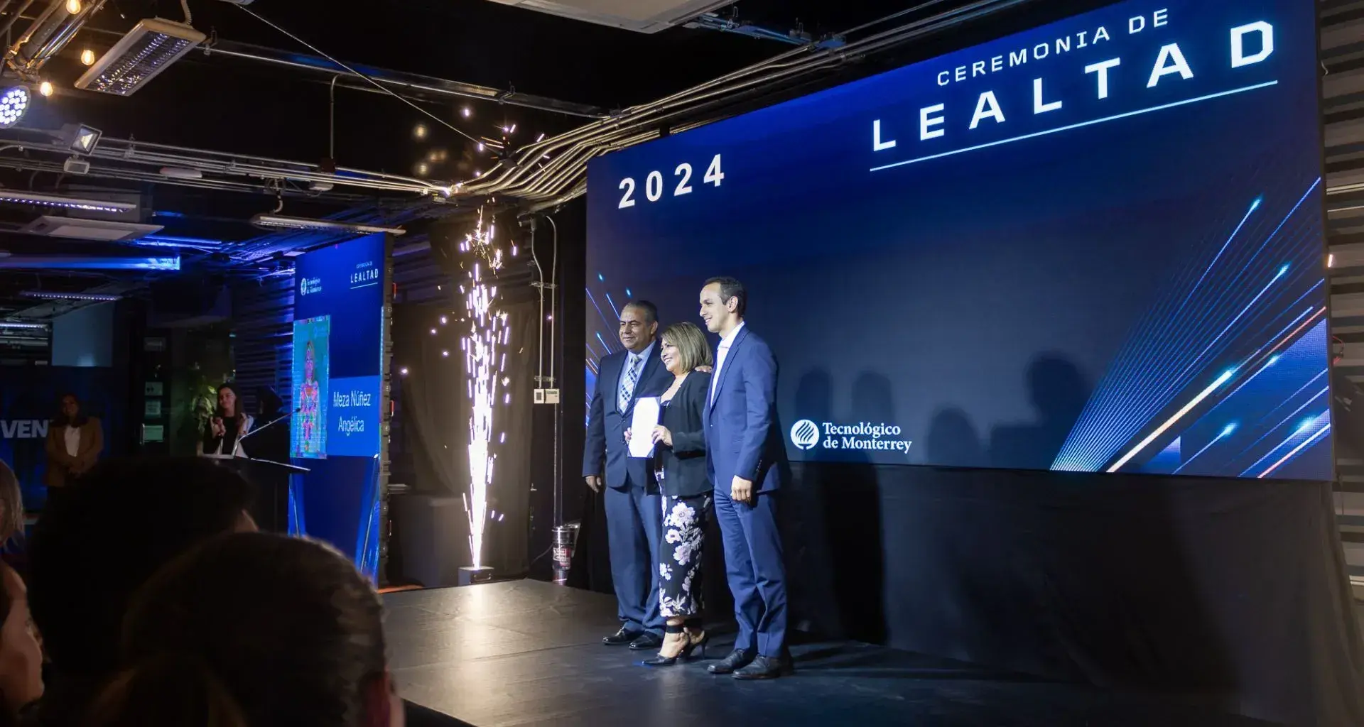 Angélica Meza durante la ceremonia de lealtad, con su reconocimiento y junto a sus líderes 