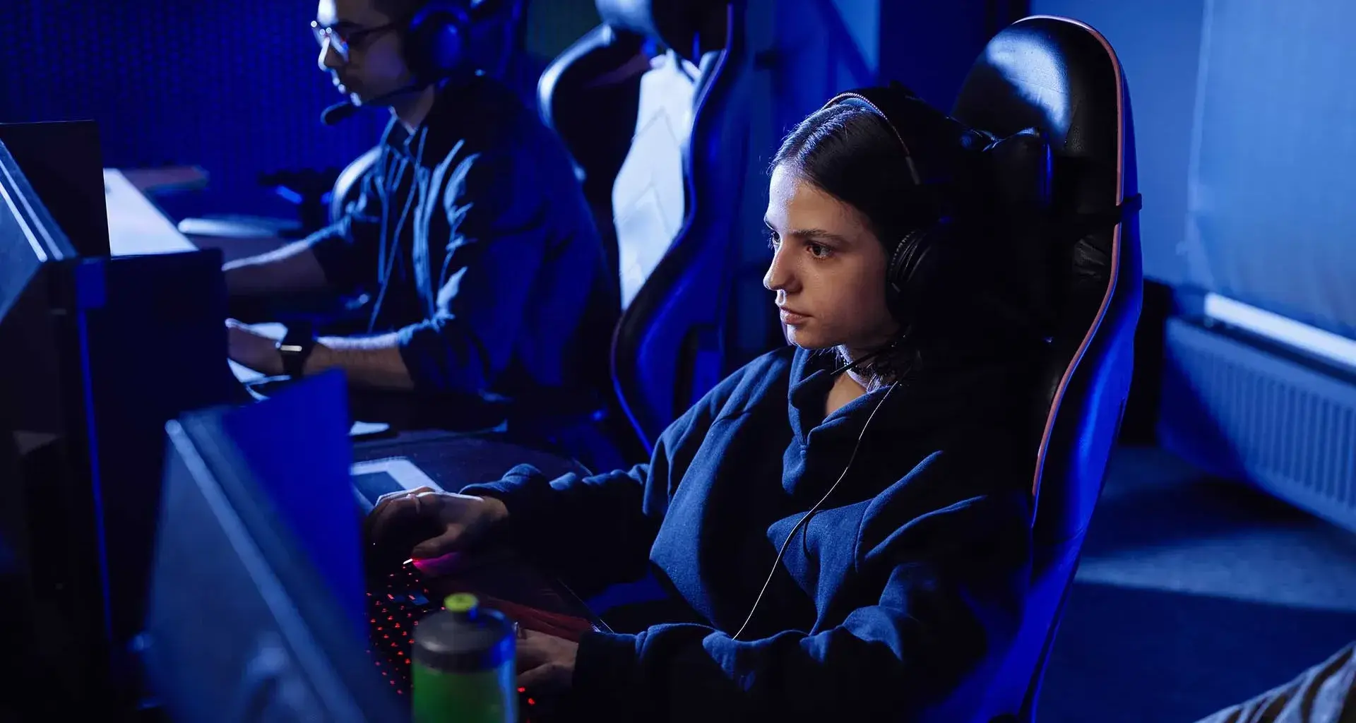 Chica y chico jugando videojuegos
