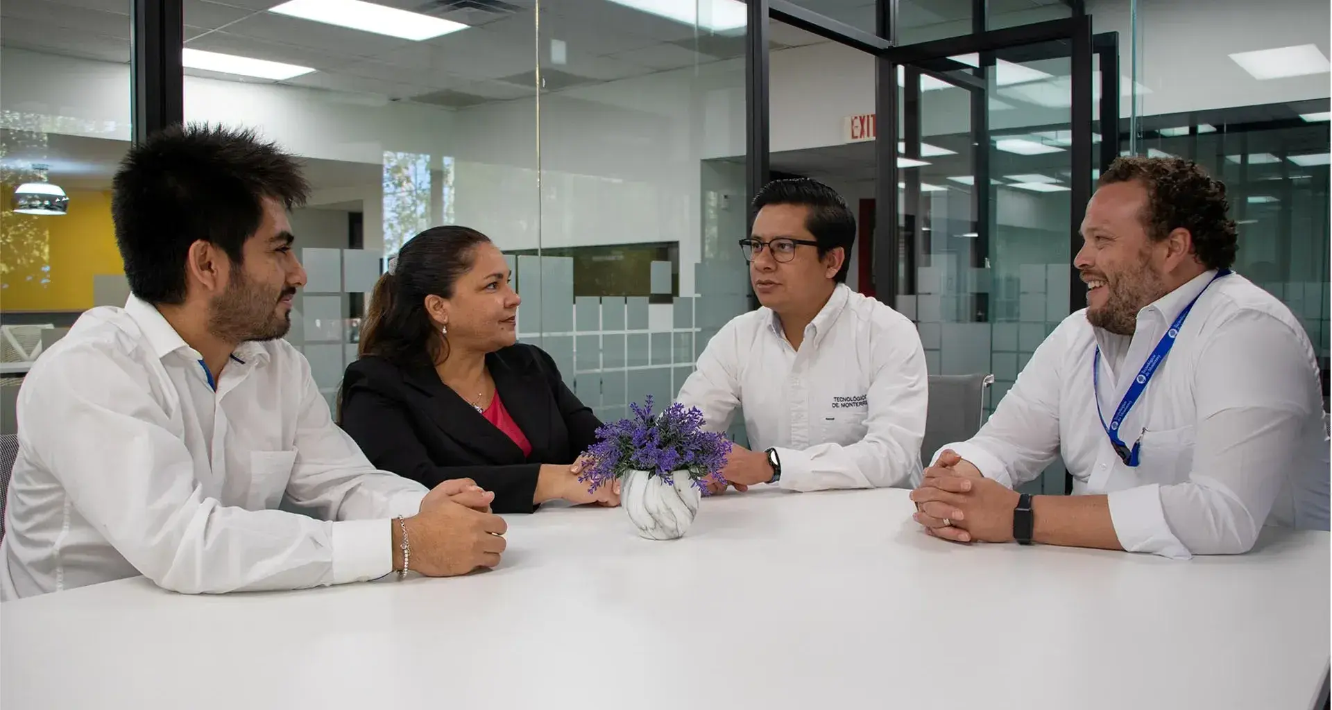 Profesores hablando acerca de sus experiencias en los congresos internacionales