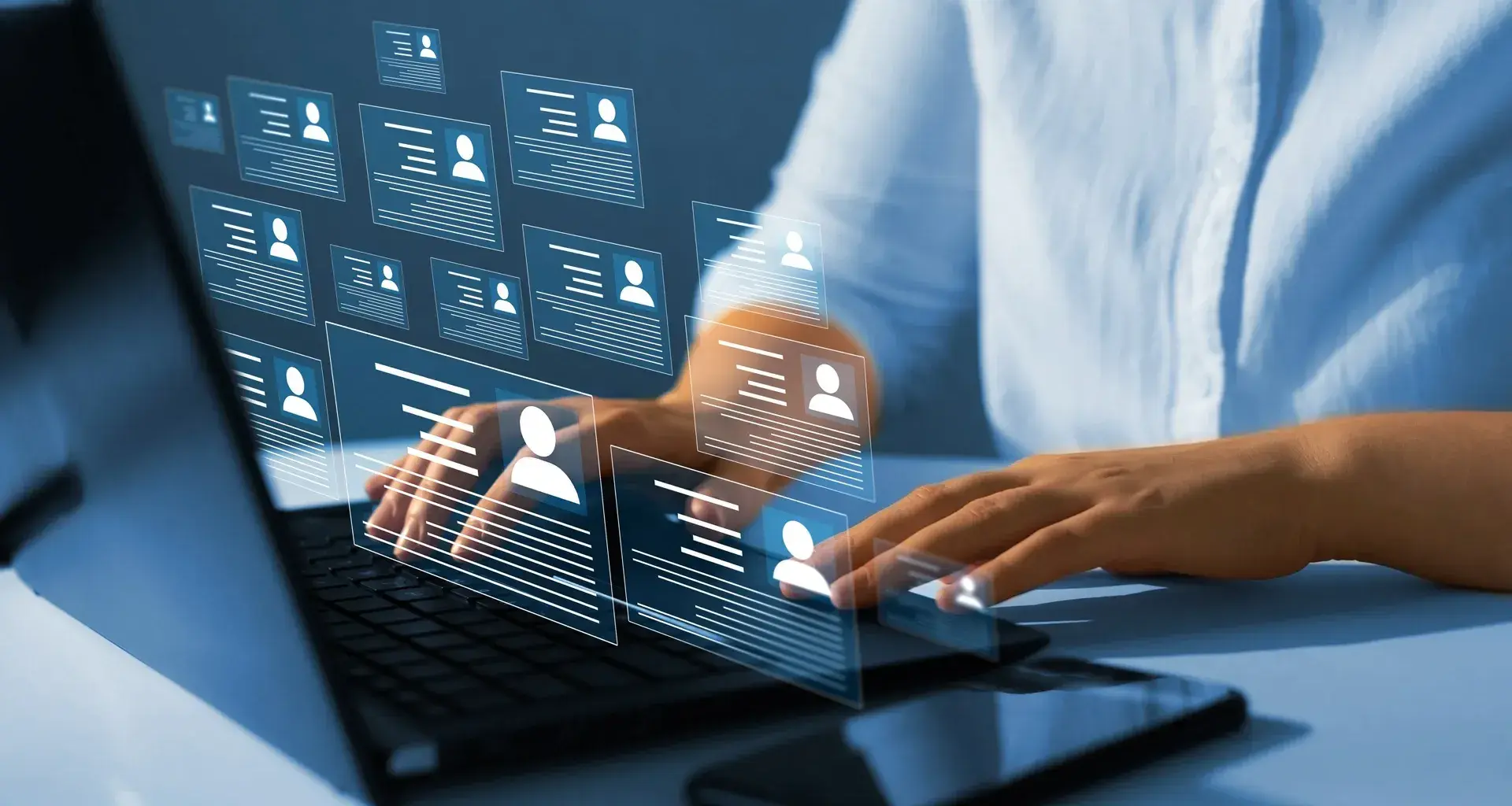 Tecnologías en línea y modernas para simplificar el sistema de recursos humanos.El gerente de recursos humanos comprueba el currículum en línea para elegir el empleado perfecto para su negocio.