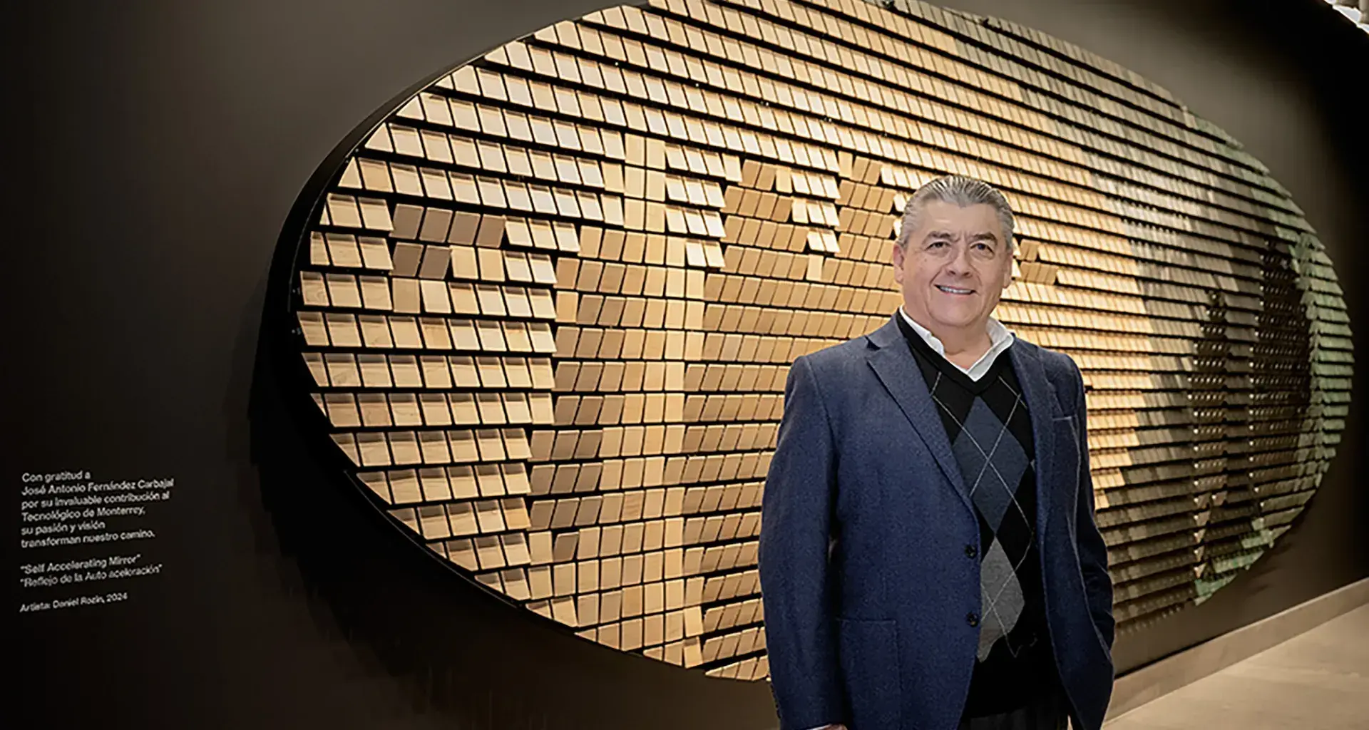  Tec recognizes José Antonio Fernández.