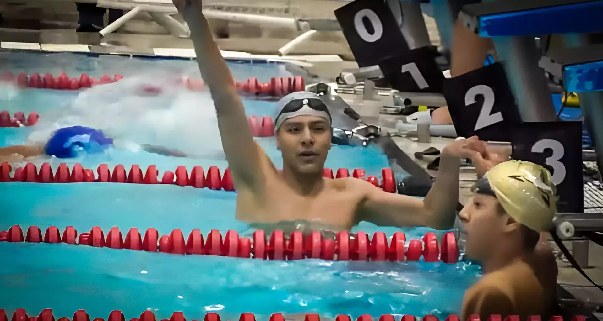 Diego Lizardi, nadador hidalguense y estudiante de PrepaTec, celebra en la piscina tras una competencia, en su camino rumbo a los Panamericanos Junior.