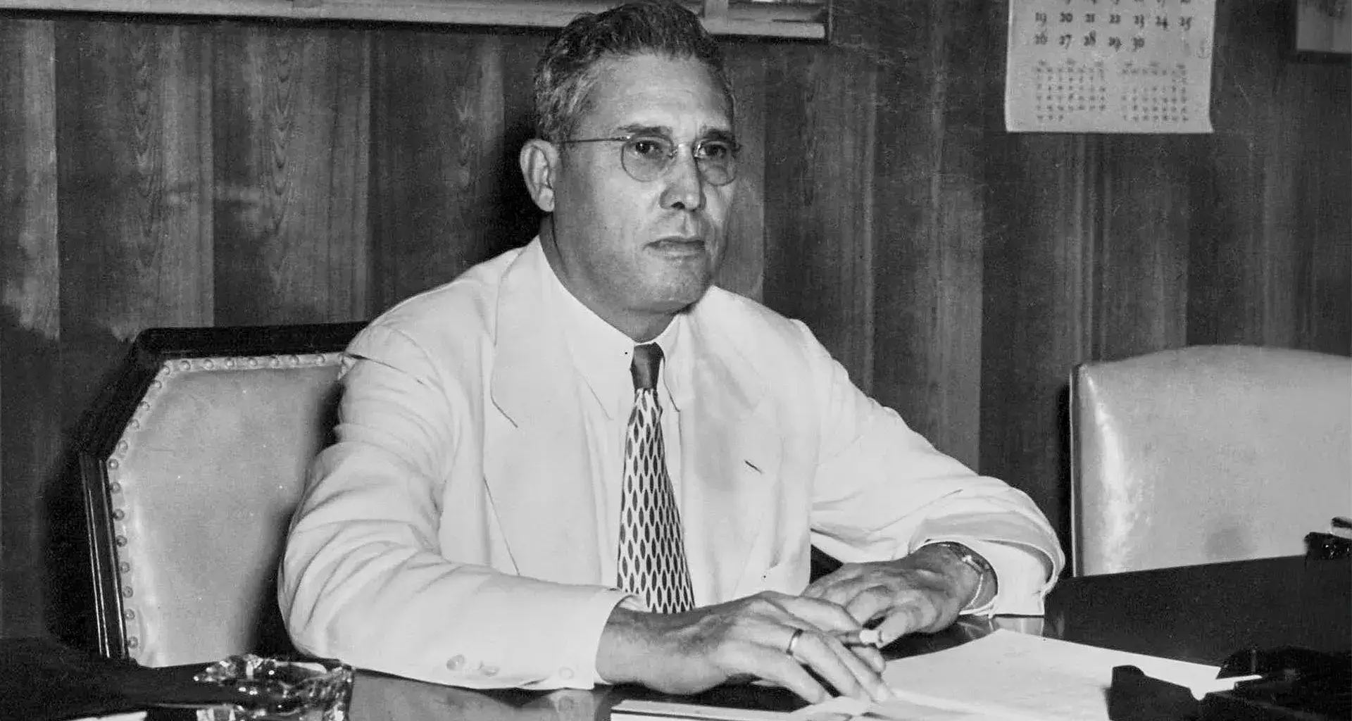 ​ Rómulo Garza Guerra fue un empresario regiomontano visionario cuya determinación y valores lo llevaron a dejar una huella en la industria y en el desarrollo social de México.    En 1943, junto con otros empresarios como don Eugenio Garza Sada, participó en la fundación del Tecnológico de Monterrey, con la visión de formar profesionales que contribuyeran al progreso del país.  Su legado perdura a través del Premio a la Investigación y la Innovación Rómulo Garza, que impulsa la investigación y destaca la im
