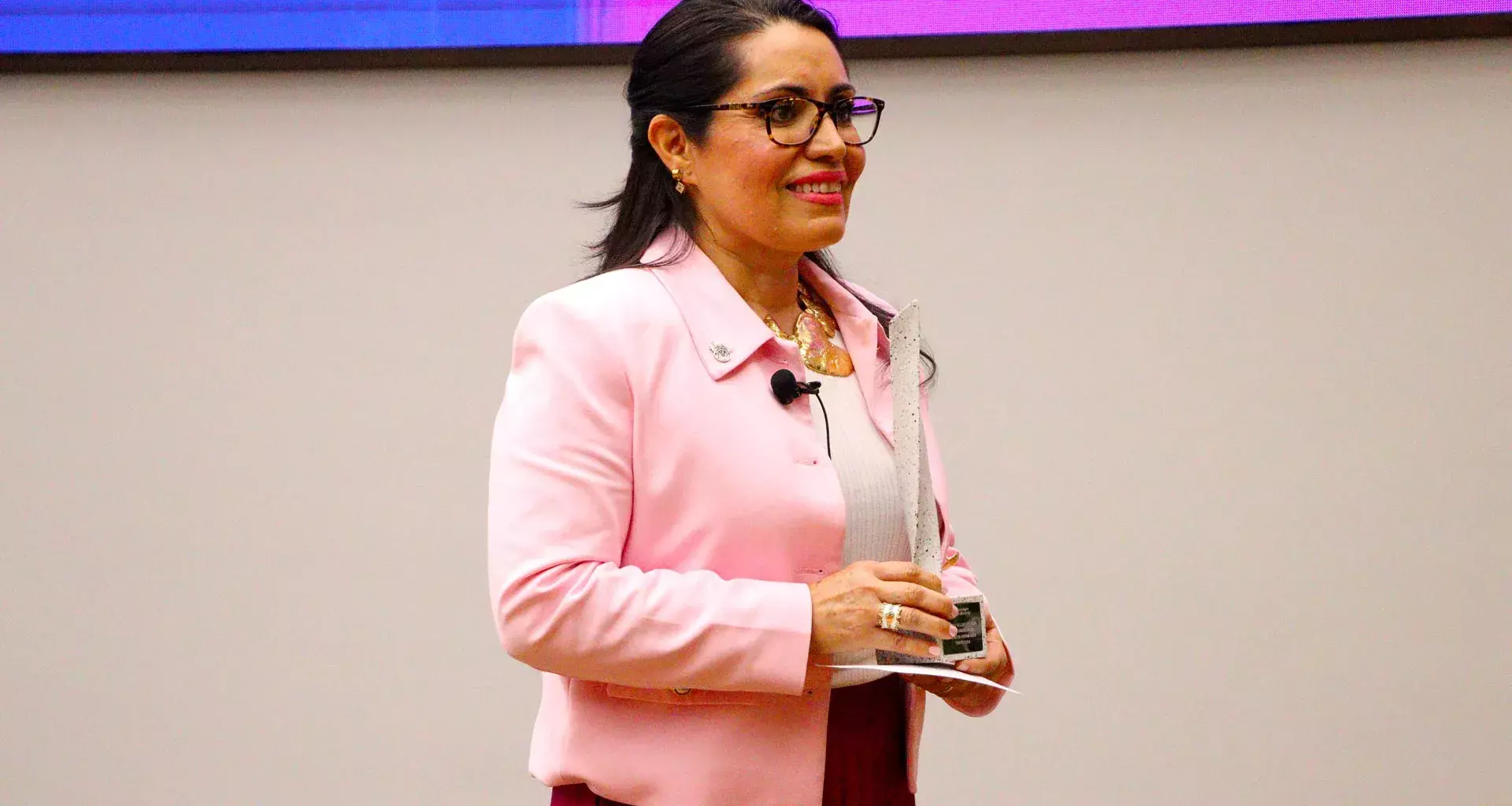 María Concepción del Alto junto a su reconocimiento del Premio Mujer Tec.