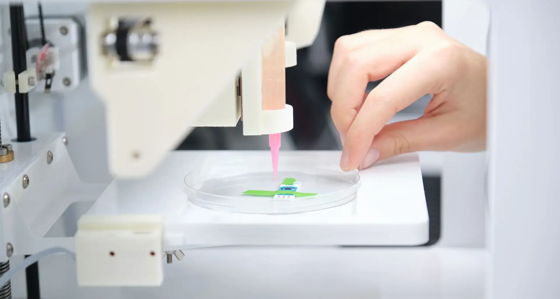Investigador preparando bioimpresora para imprimir células en 3D 