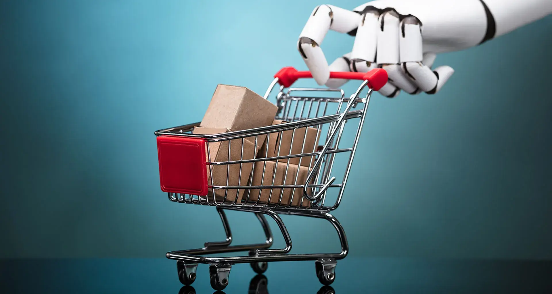 Robot sosteniendo un carrito de compras con cajas de cartón sobre fondo turquesa