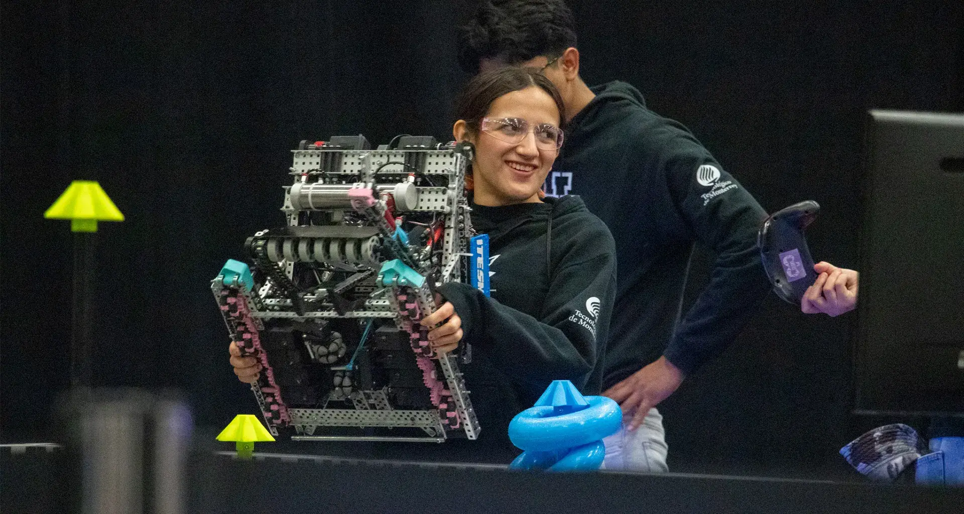 Alumna sonriendo en torneo de robótica