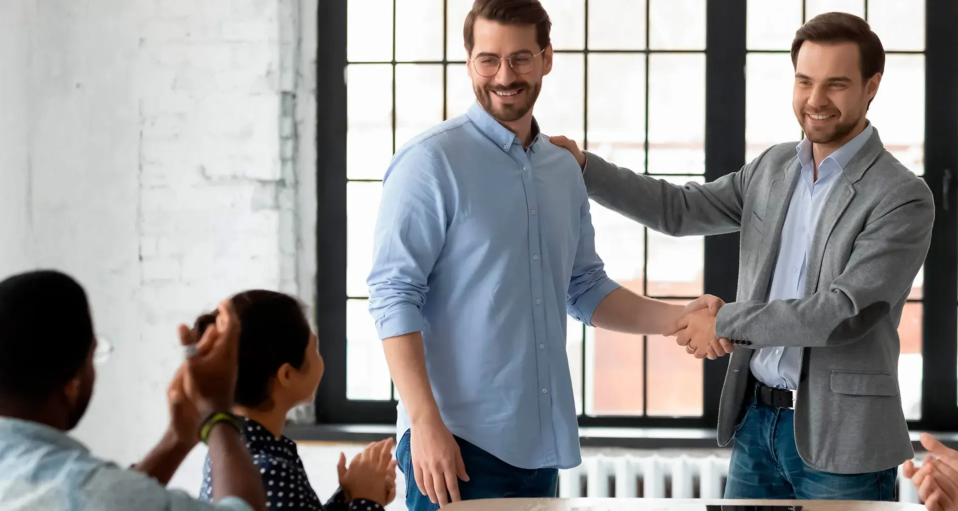 Líder de empresa reconoce a sus colaboradores 