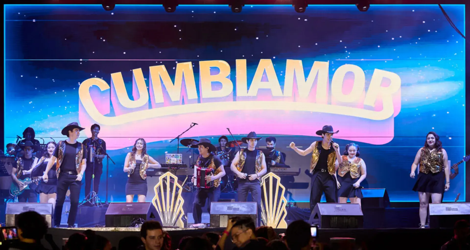 CUMBIAMOR durante presentación en el festival VIBRART 2025