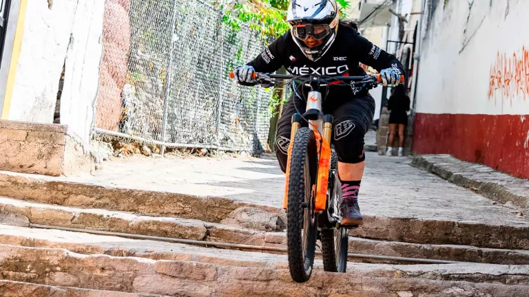 ¡Plata en downhill! Alumna del Tec triunfa en Campeonato Panamericano