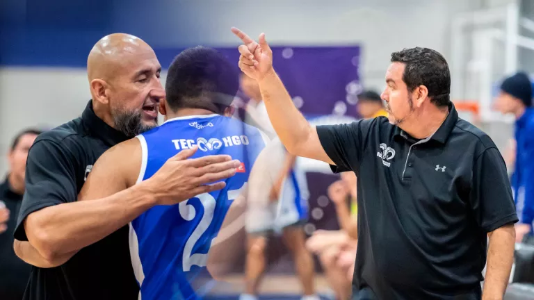 ¡Canasta! Dupla de coaches mexicanos lideran basquet del Tec Hidalgo