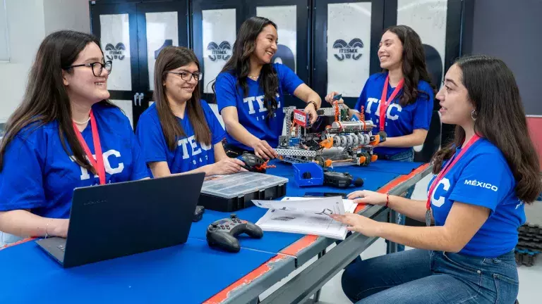 Dos equipos Tec triunfan en torneo de robótica y ganan pase a mundial