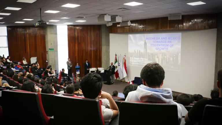 Negocios para Indonesia y México: embajador habla con estudiantes Tec 