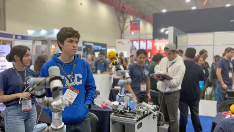 ¡Robots ganadores! jóvenes del Tec Qro triunfan en competencia