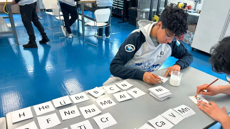 Estudiantes de PrepaTec Metepec desarrollan tabla periódica en braille