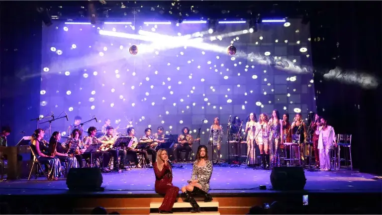 Estudiantes del Tec Ags rinden tributo a ABBA en concierto (fotos)