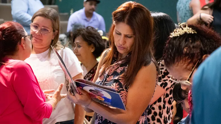 ¡Con cuentos! Alumnos Tec explican el cáncer de mama a niños y niñas