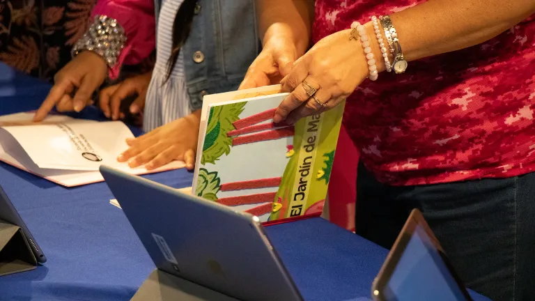 ¡Con cuentos! Alumnos Tec explican el cáncer de mama a niños y niñas