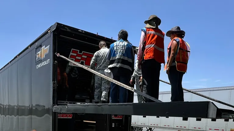 ¡Misión aduana! Alumnos apoyan cruce de haulers NASCAR a México
