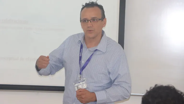 Profesor titular: distinguen a docente Tec por su labor formativa