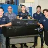 Alumnos con el barco robot