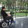 Voluntario probando la silla de ruedas con IA de Mario Rojas