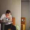 Joven estresado frente su computadora