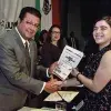 Katia recibiendo el premio. 