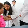 Estudiante de Medicina brindando atención médica