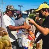 Borregos del Tec de Monterrey entregando despensas