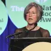Conoce a Louise Glück, poeta de la belleza austera, ganadora del Nobel