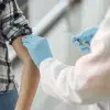 Persona siendo vacunada de COVID19