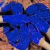 Alumnos de PrepaTec formando un corazón con sus manos pintadas de azul.