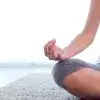 mujer realizando ejercicios de yoga