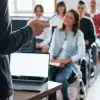 El profesor Farfán alimenta la curiosidad de sus alumnos para su aprendizaje.