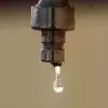 Gota de agua cayendo de una llave