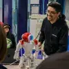 Profesor Rolando Cruz presentando robot NAO frente a estudiantes antes de la pandemia