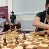 José Ángel Hernández Luna practicando ajedrez.