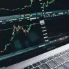 Laptop mostrando movimientos financieros