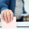 Ciudadano deja su voto en una casilla. Consulta las opciones en la consulta de revocación de mandato