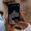 Persona abriendo aplicación de TikTok en su celular 