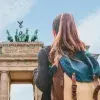 Estudiante frente a monumento en Alemania doble titulación