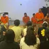 Alumnos escuchando los testimonios de los reclusos del Cereso