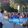 Corredora pasando meta con cinta de primer lugar femenil